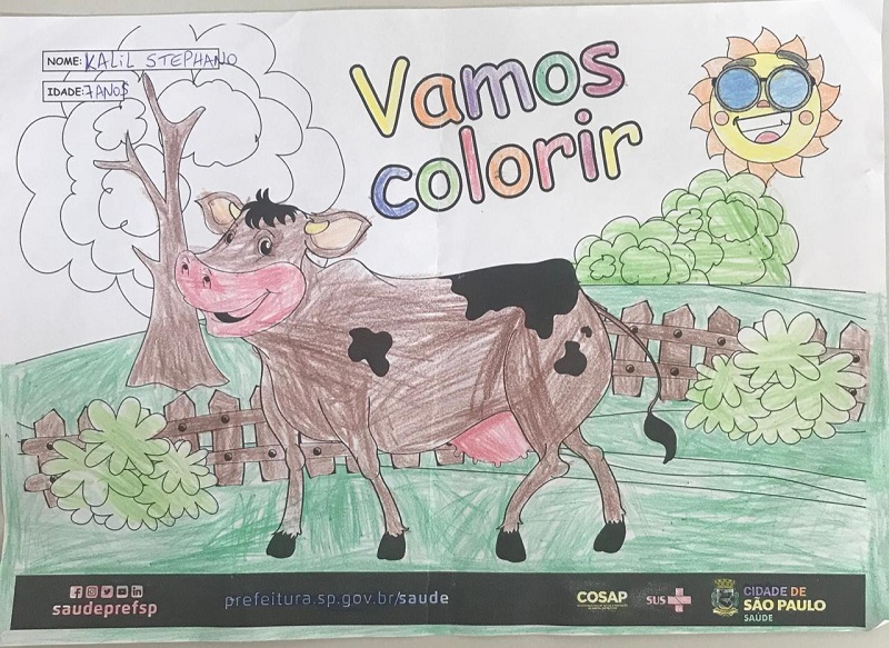#PraCegoVer: A imagem contém a fotografia de uma vaca colorida, com as cores azul, verde, vermelho, laranja, amarelo, roxo, preto e branco.
